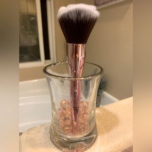 It Flawless Flower Powder Brush. Like new condition. Smoke free home.